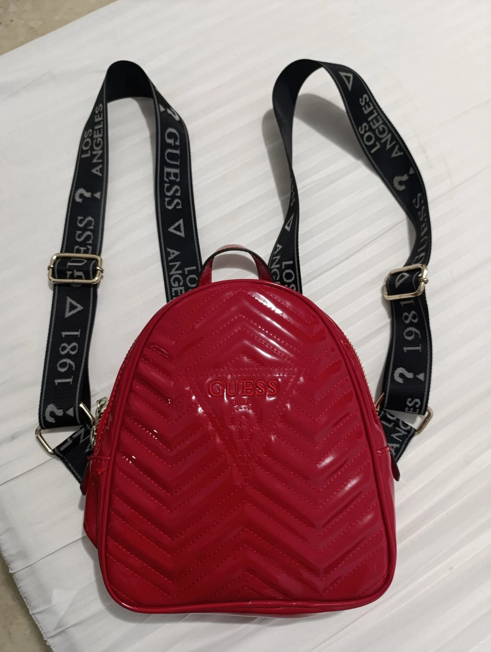 Mochila Guess charol asas deportivas